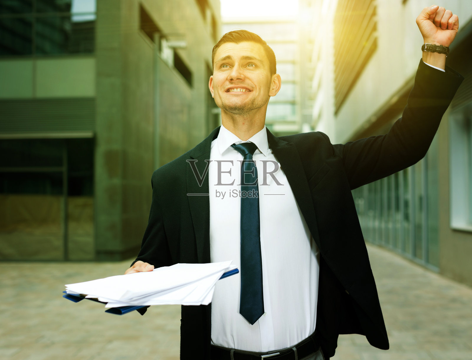 经理在成功签约后很高兴照片摄影图片