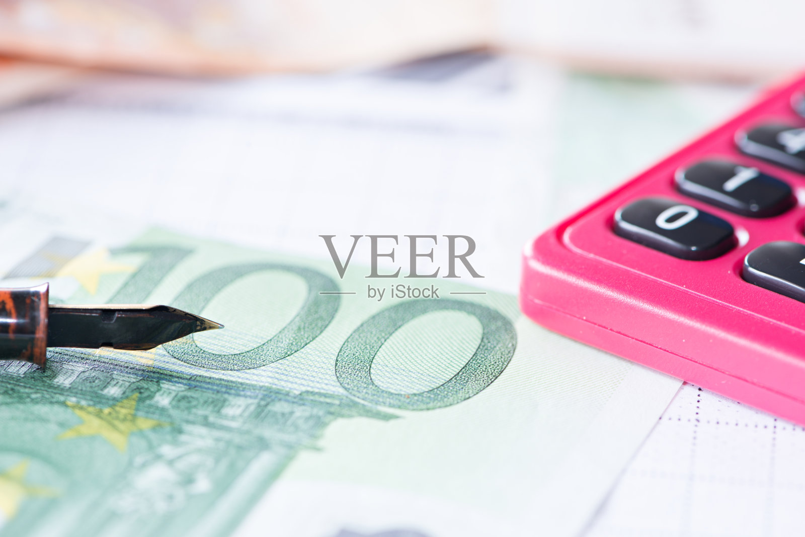 带有金钱元素的金融图表照片摄影图片