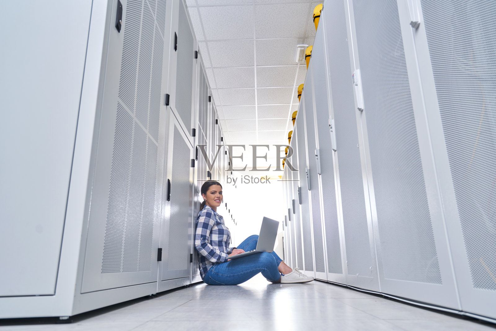 负责服务器维护的女技术员照片摄影图片