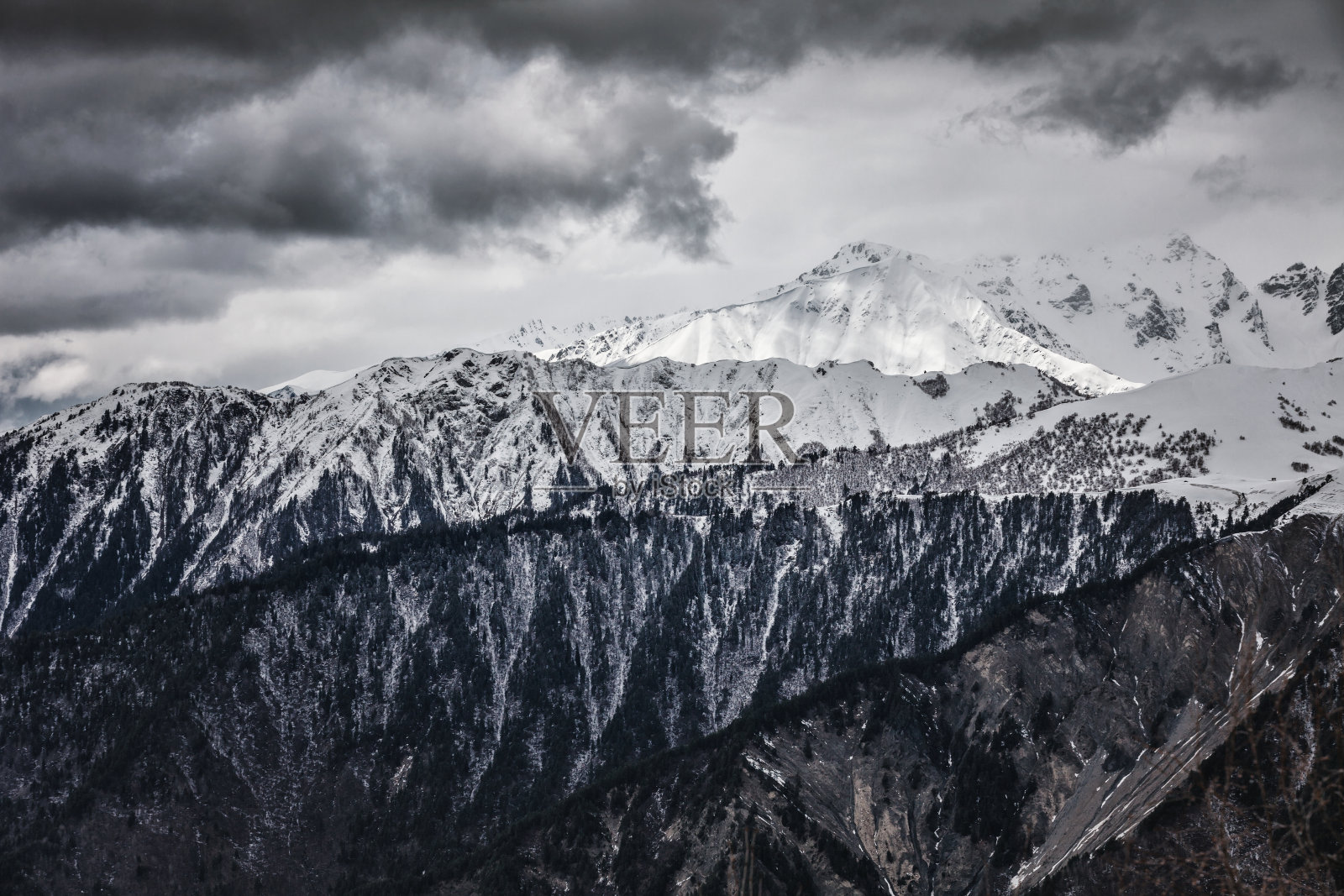 雪山和云天的全景。高加索山脉。斯瓦内蒂地区。照片摄影图片