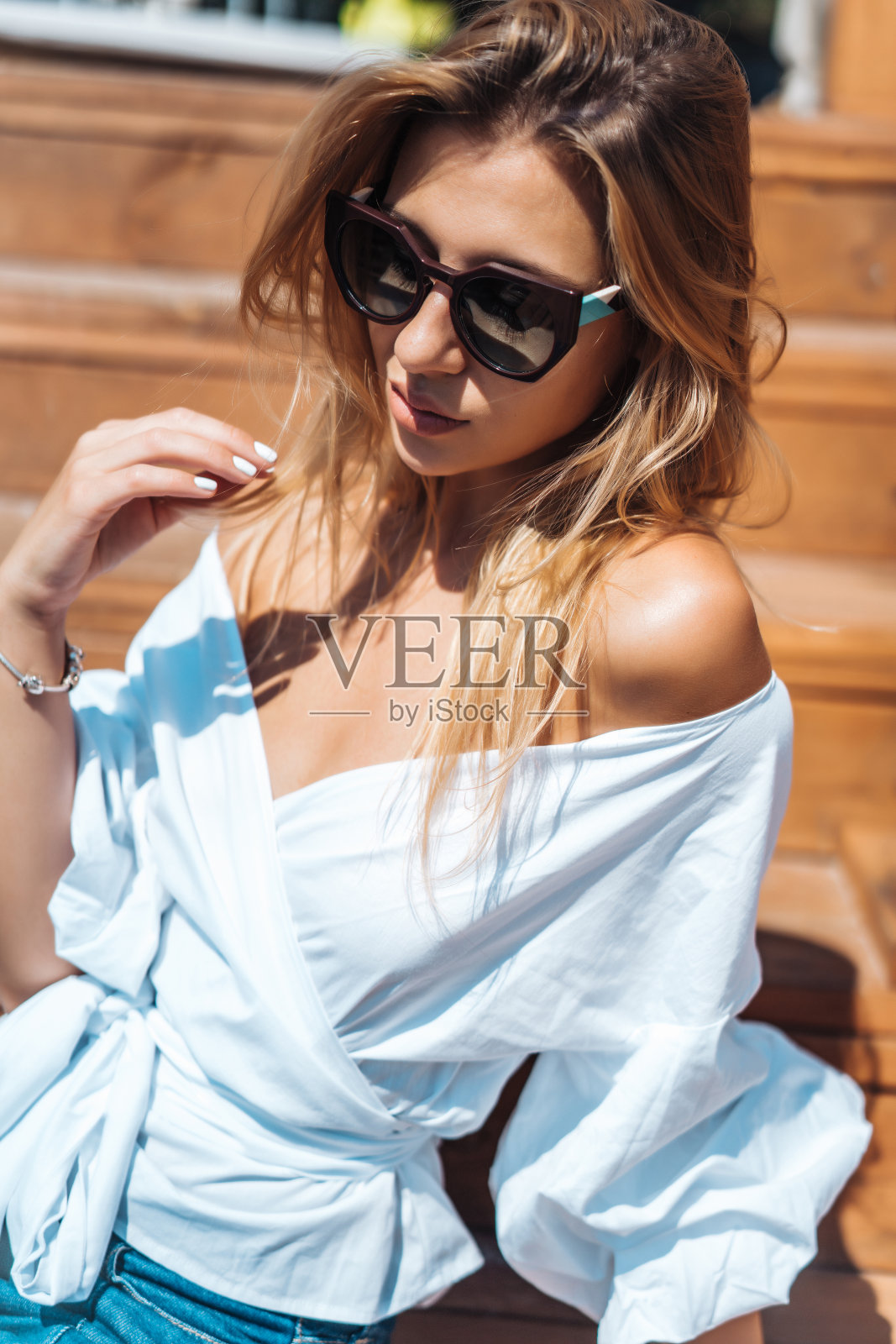 穿着白衬衫的漂亮女人照片摄影图片