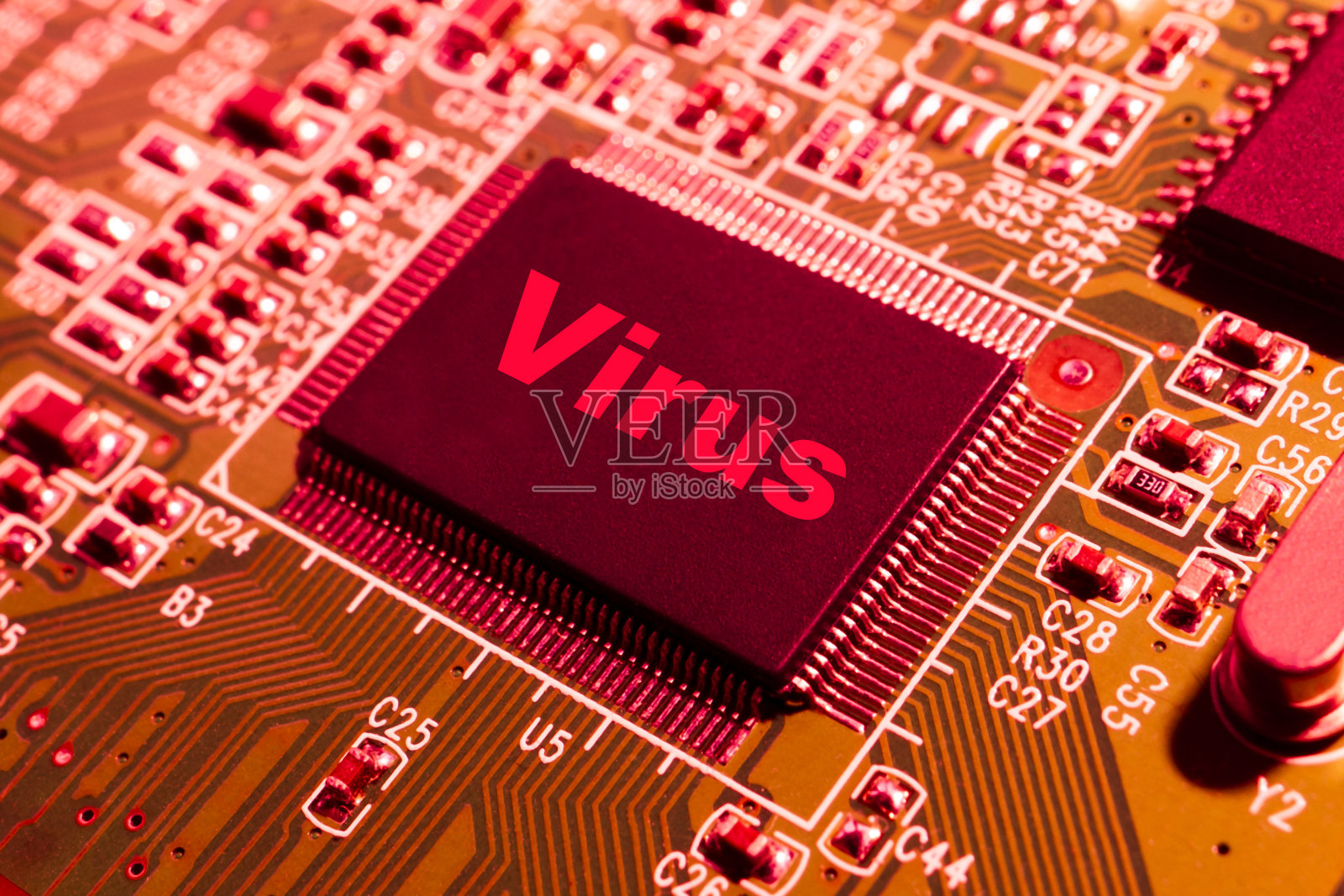 一个带有处理器的电子电路板的特写。铭文是一种计算机病毒。照片摄影图片