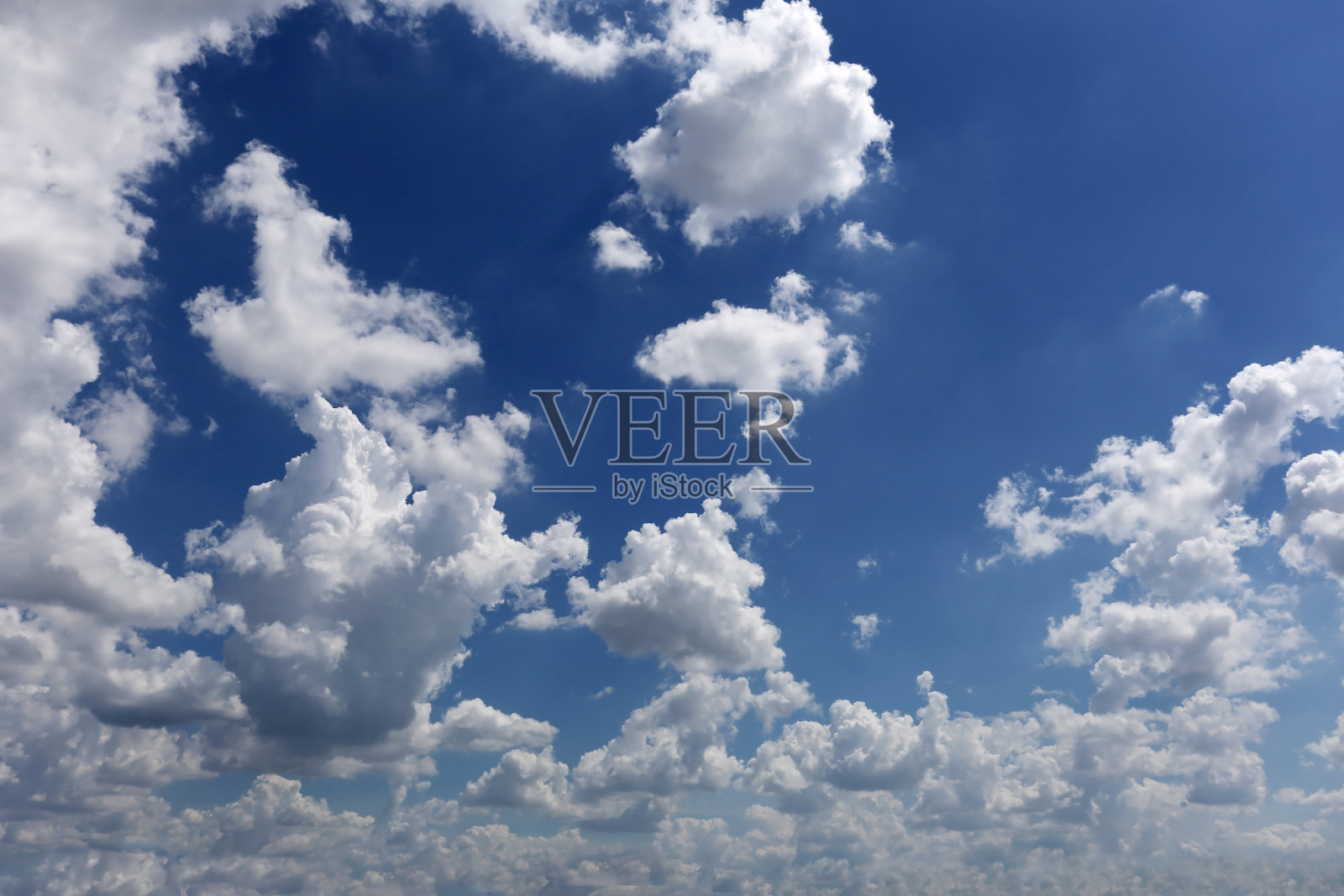 晴朗天气下蓝天上的云朵，设计自然背景照片摄影图片