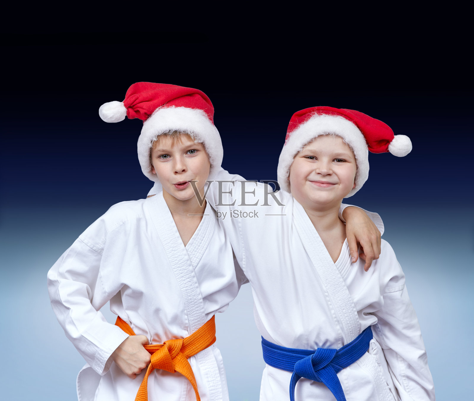 运动员在一个梯度的背景上戴着圣诞老人的帽子照片摄影图片