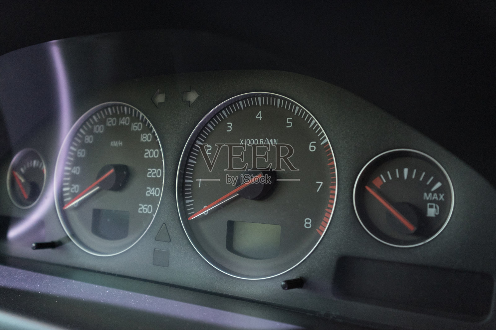 汽车内饰里程表面板显示速度，燃料和更多照片摄影图片