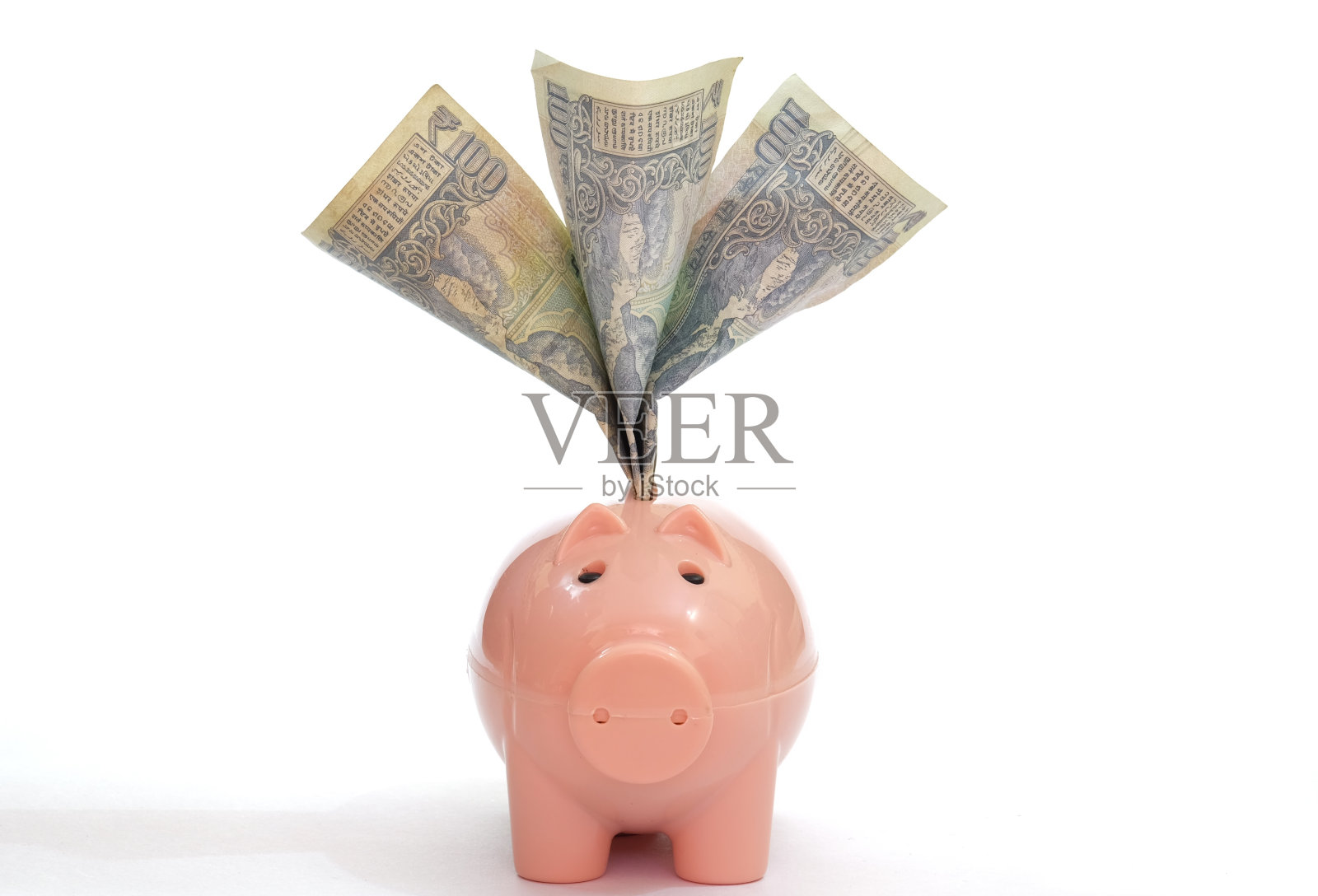 印着白色背景的印度纸币和硬币的储蓄罐照片摄影图片