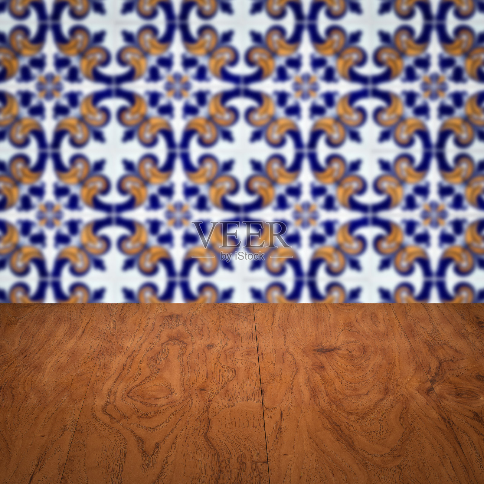 木质桌面和模糊复古瓷砖图案墙照片摄影图片