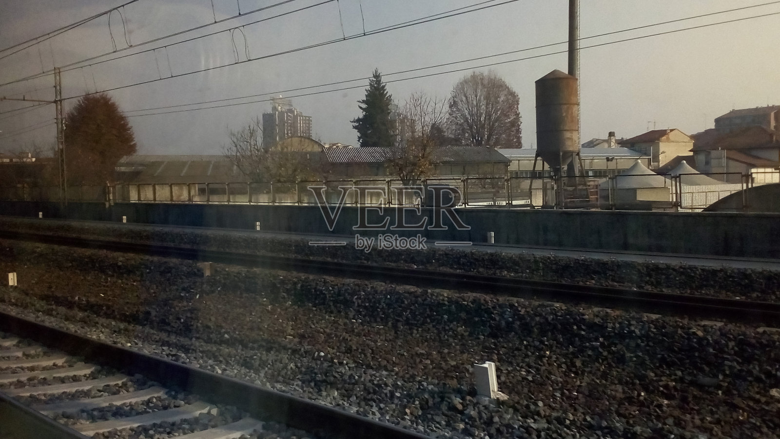 郊区的铁轨照片摄影图片