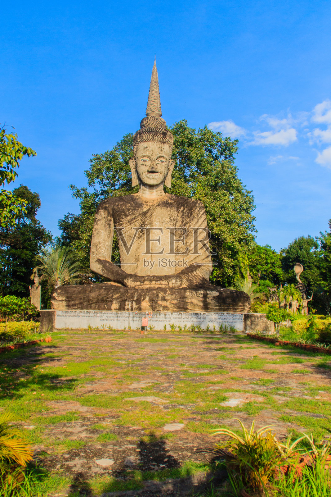 Sala Keoku的老佛像，这是一个巨大的混凝土雕塑公园，灵感来自佛教和印度教。它位于泰国的廊开照片摄影图片