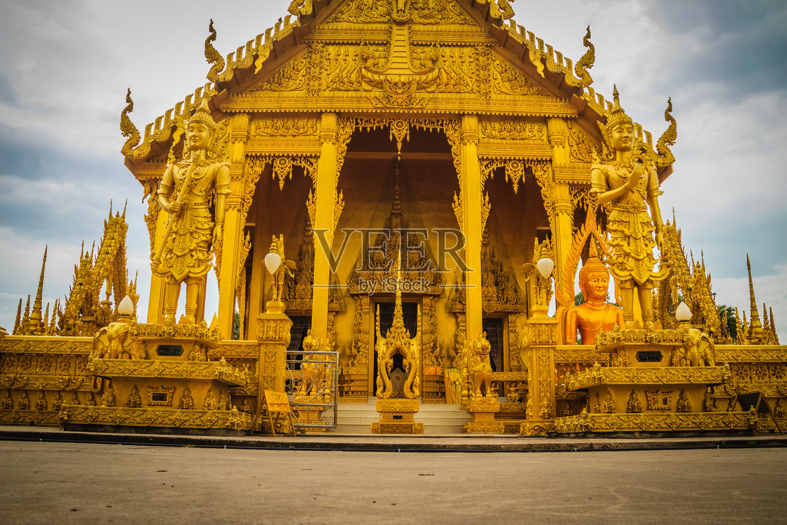 美丽而令人惊叹的金色佛寺，位于泰国曼谷差春骚照片摄影图片