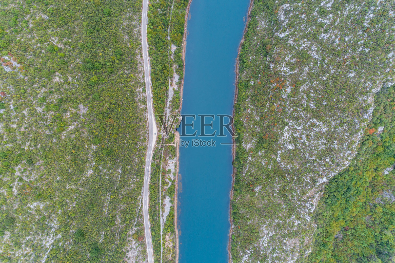 波黑山区河流的鸟瞰图照片摄影图片