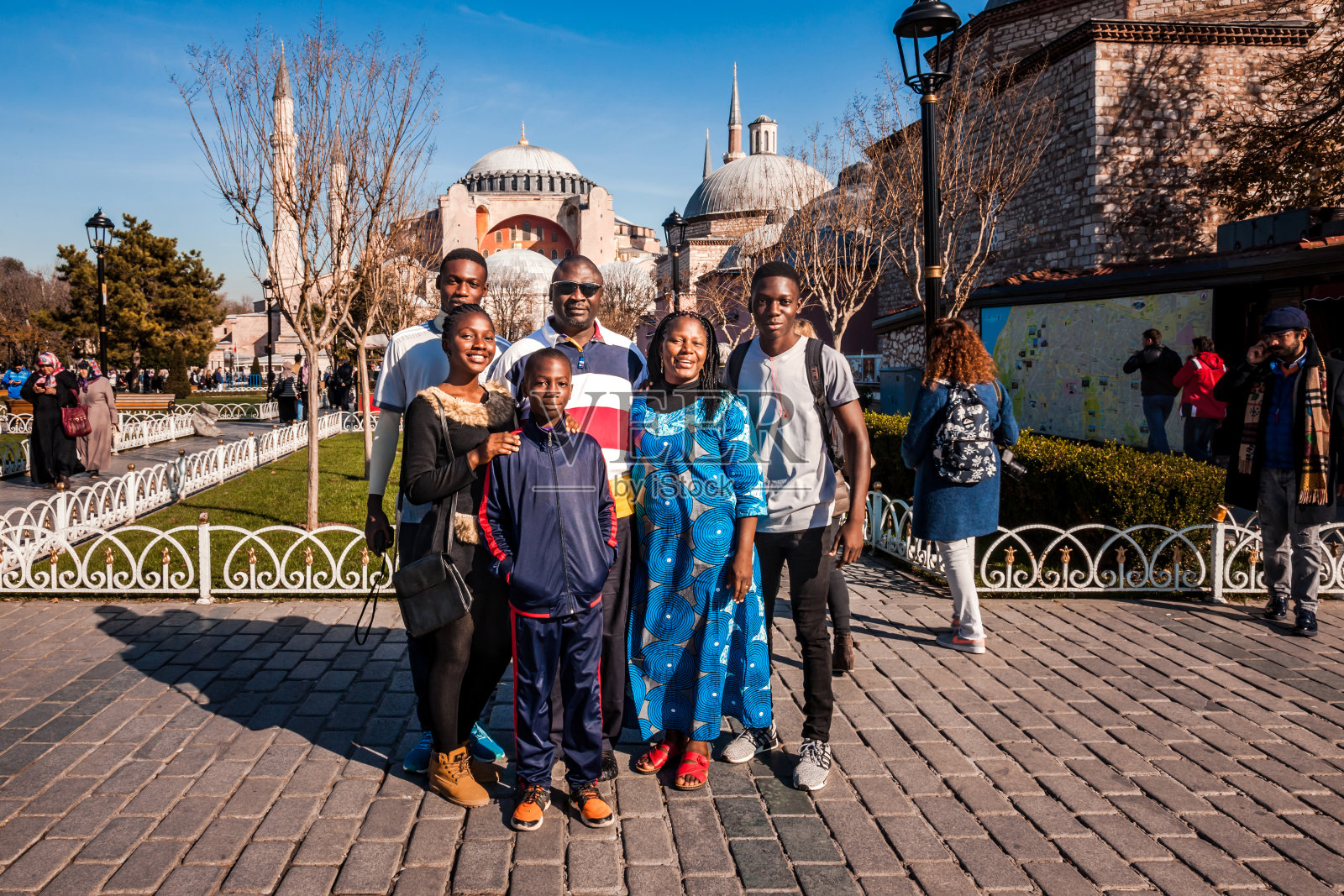 一个非洲家庭在土耳其伊斯坦布尔的圣索菲亚大教堂前照片摄影图片