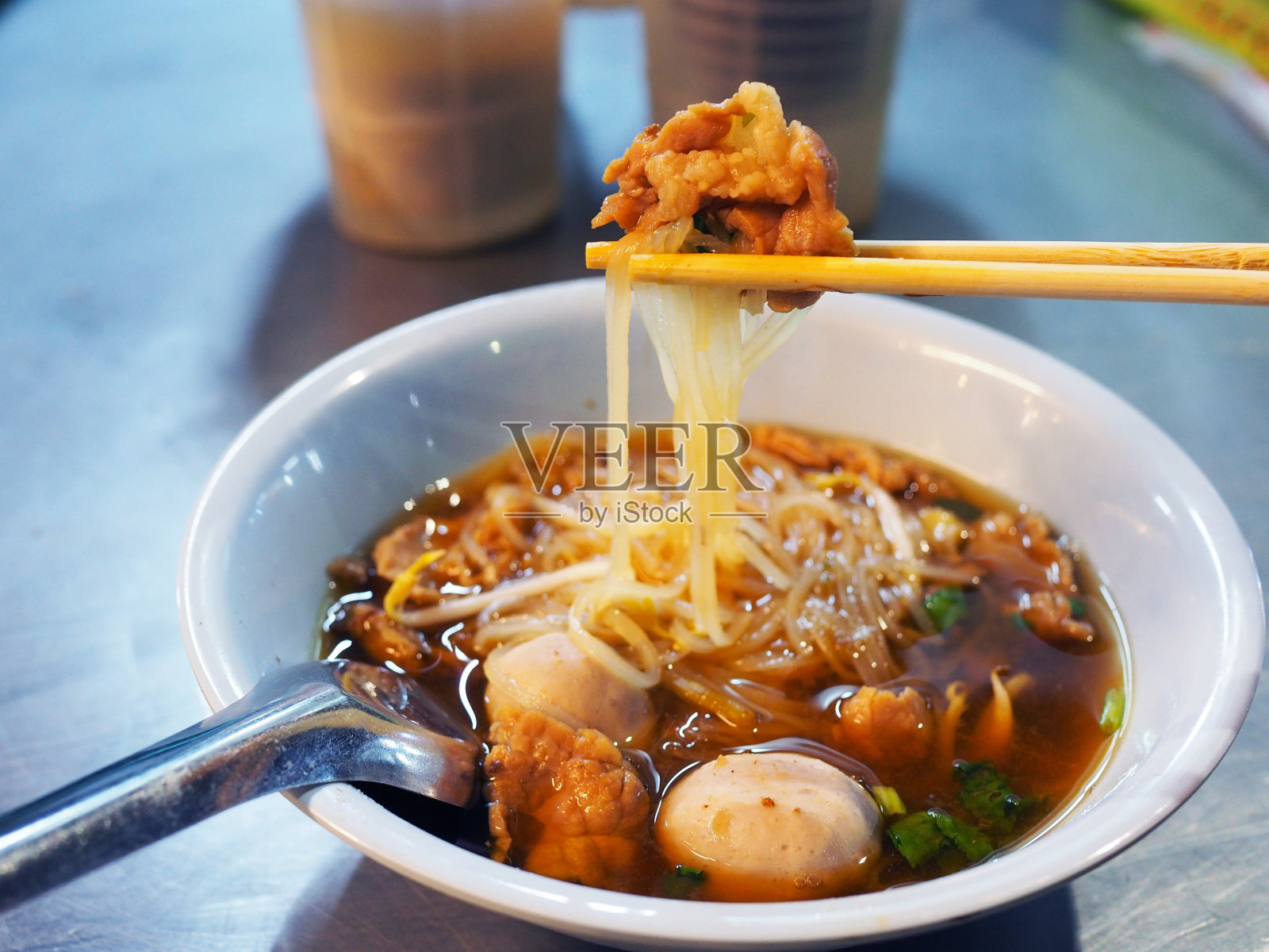 泰国本地猪血红汤，白米粉，筷子夹肉，调味料照片摄影图片