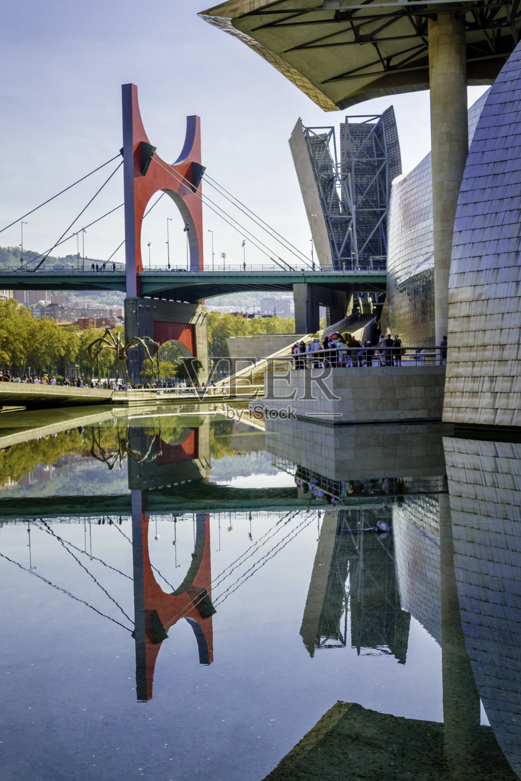 La Salve桥和Guggenheim博物馆，由‬Frank Gehry设计，Nervion河，西班牙毕尔巴鄂照片摄影图片