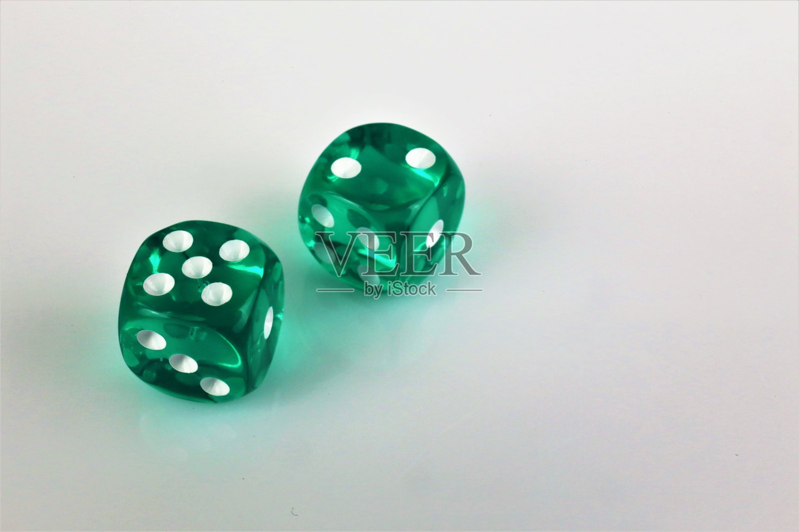 一个概念图像的两个骰子与复制空间照片摄影图片