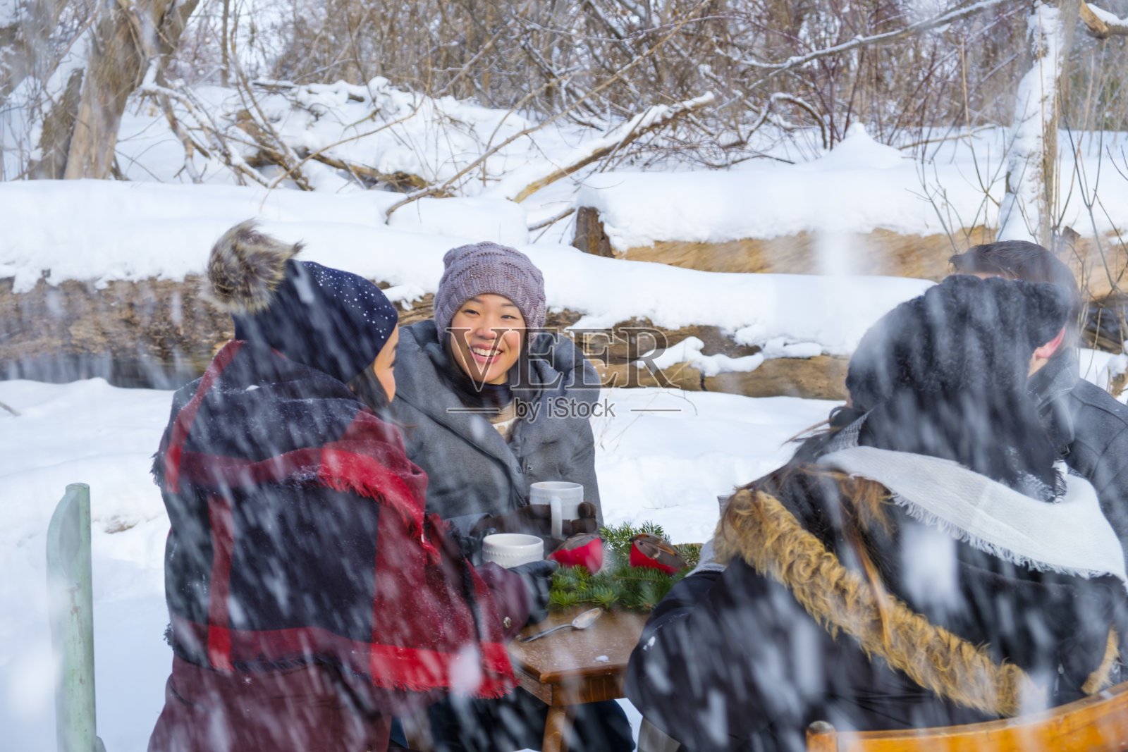 一群年轻人在树林里享受冬日照片摄影图片