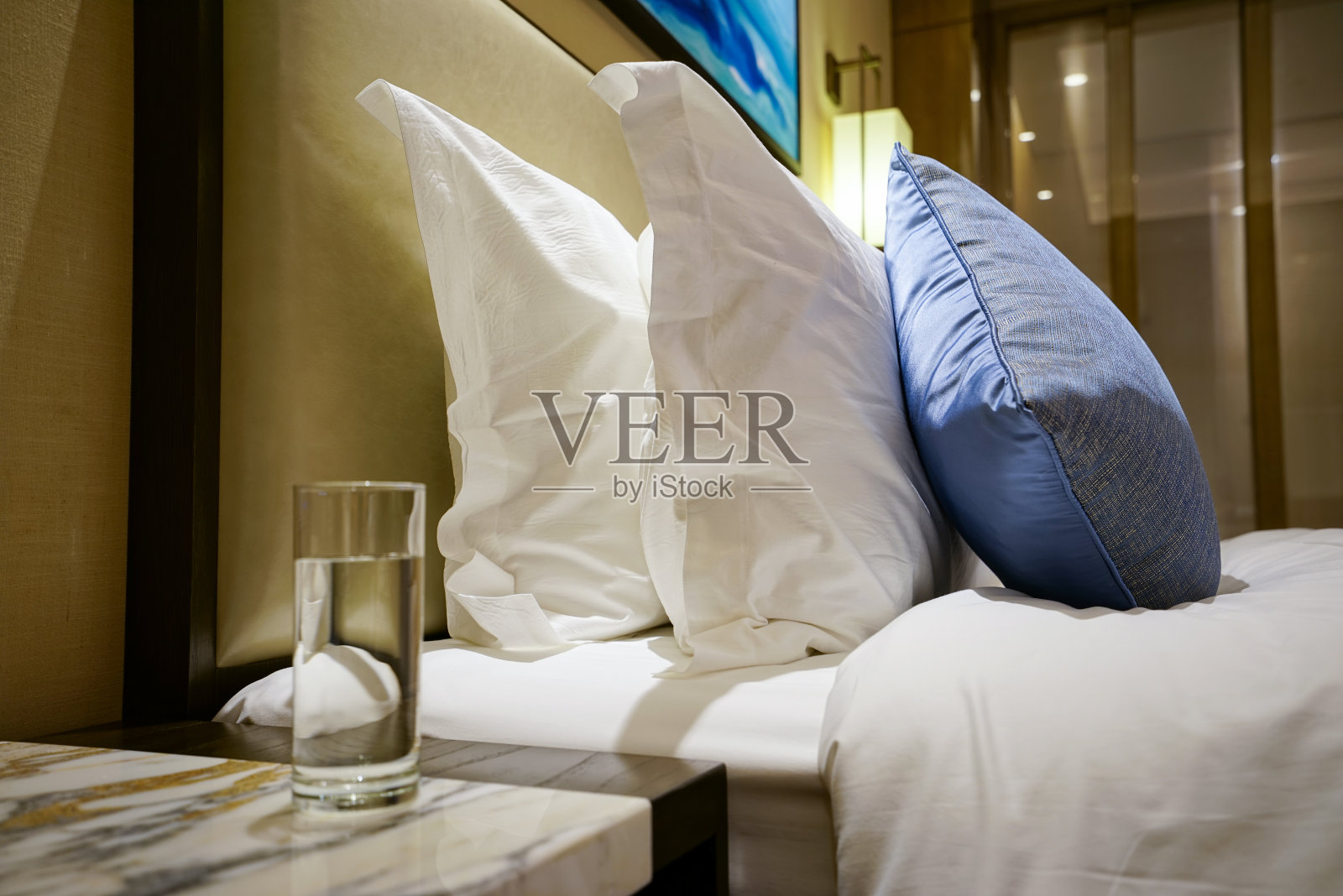 优雅舒适的卧室内饰照片摄影图片