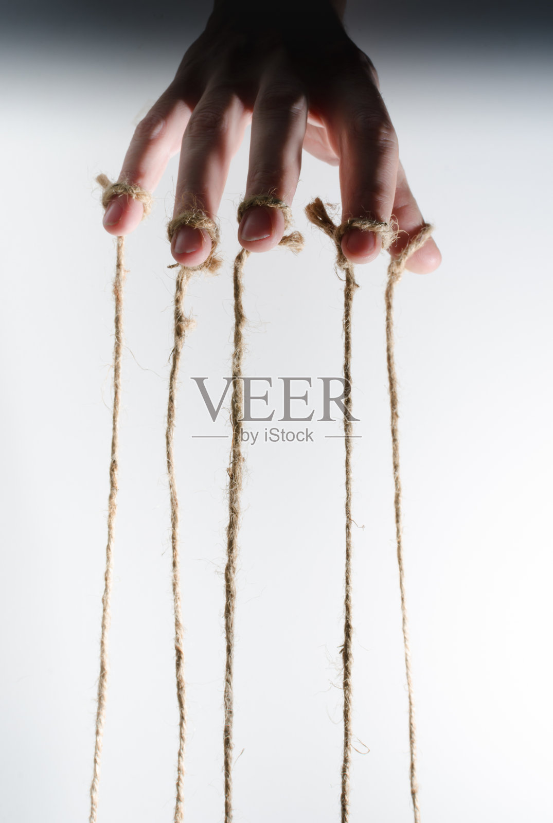 人的手用连着线的手指控制木偶照片摄影图片