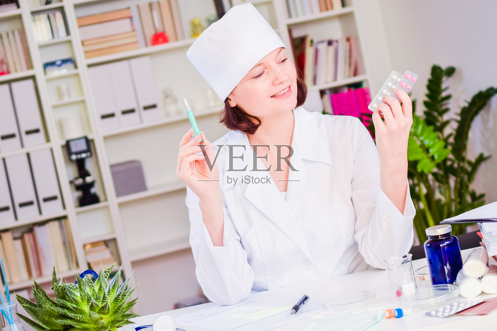 医生或医生拿着药片和注射器进行注射。接种疫苗和治疗。照片摄影图片