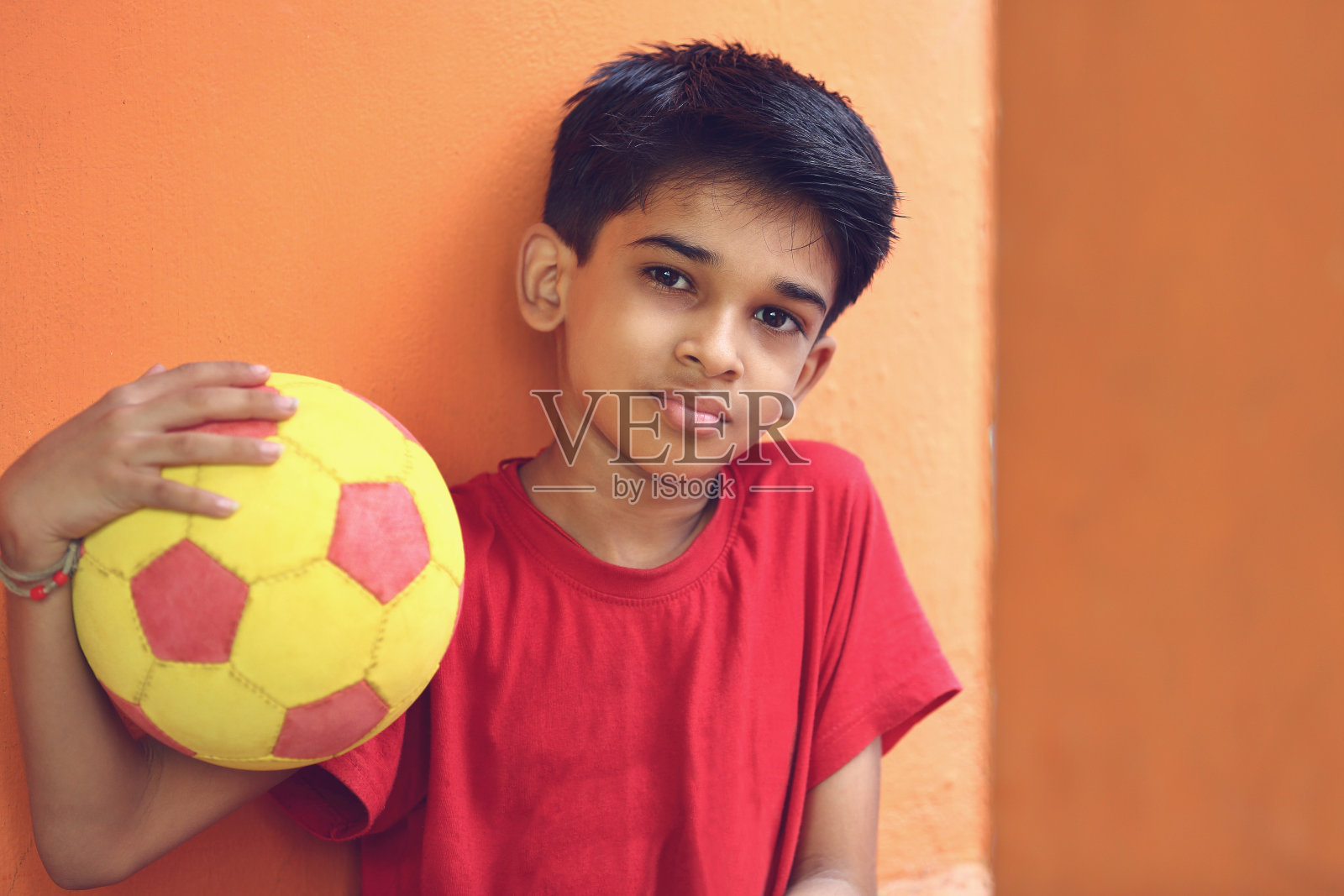 有足球的印度男孩照片摄影图片