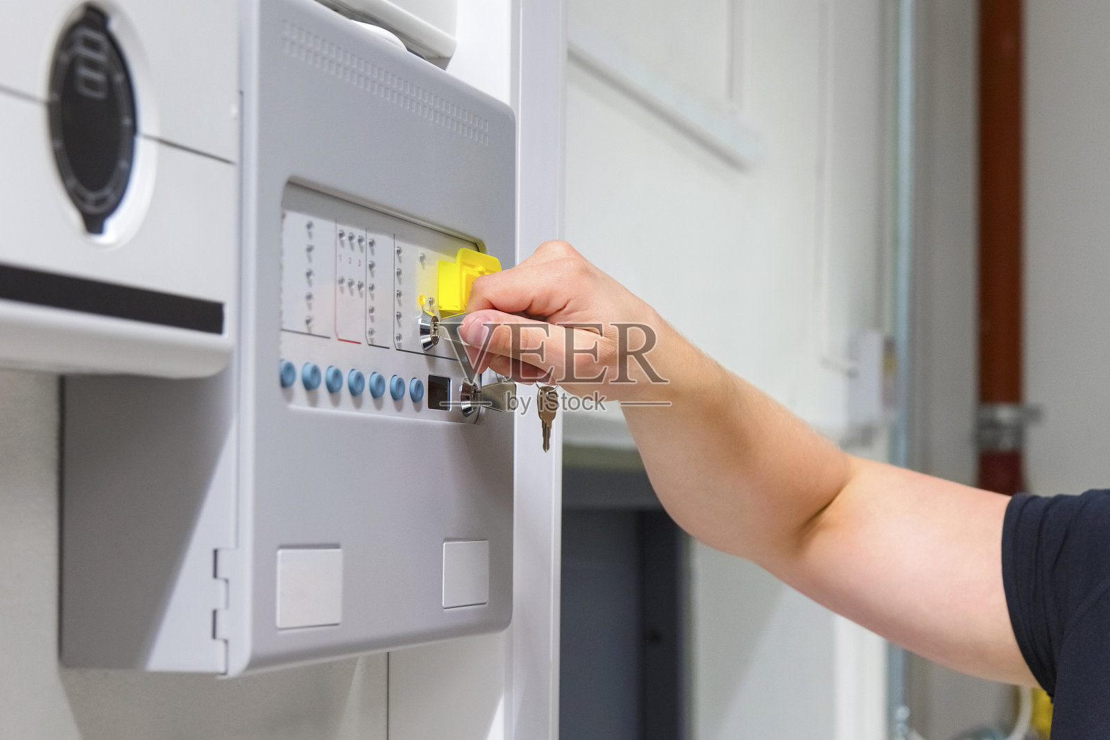 服务技术员打开服务器室防火面板的特写照片摄影图片