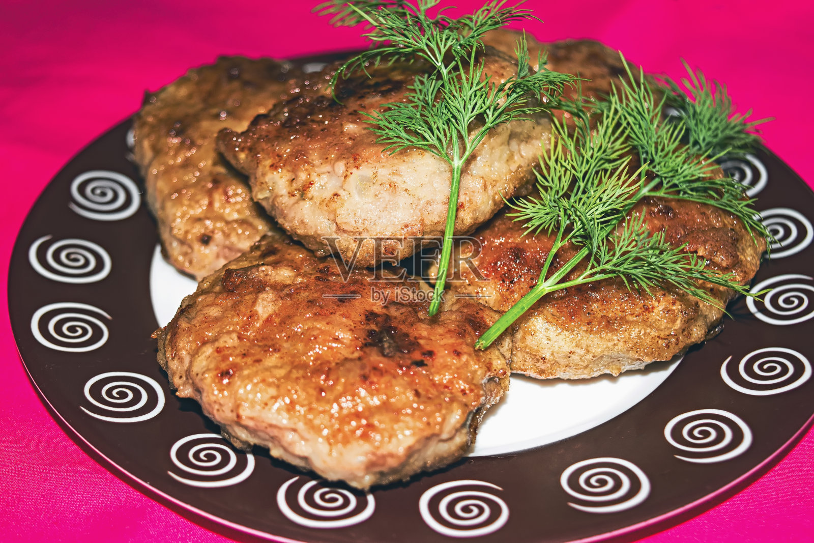 自制鸡排和新鲜蔬菜。照片摄影图片