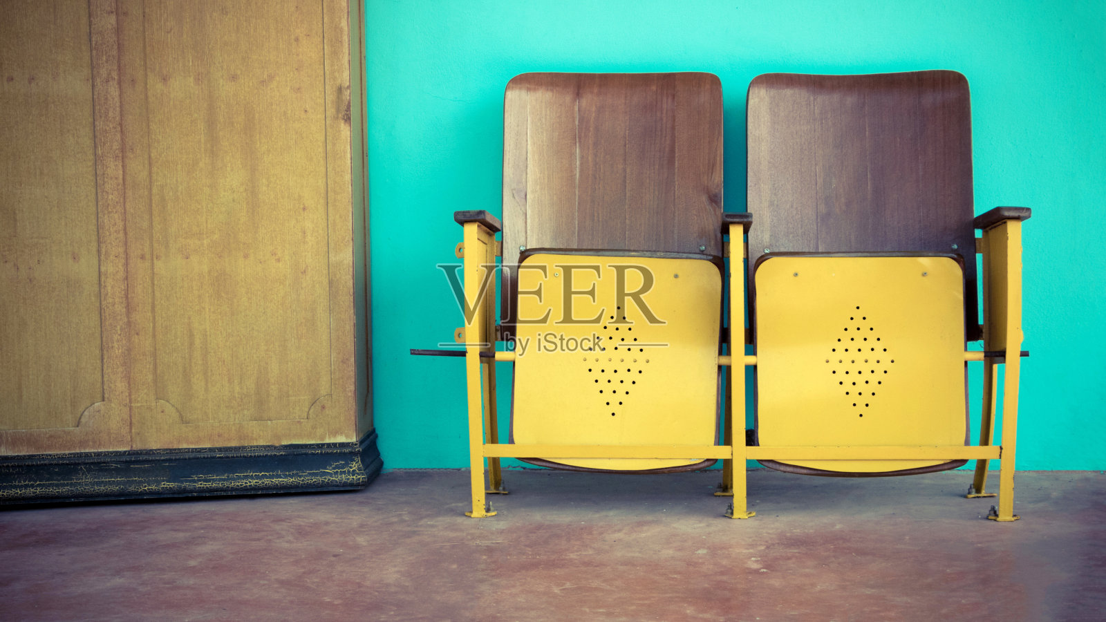 亚洲剧院前的老式木制折叠椅或折叠椅。照片摄影图片