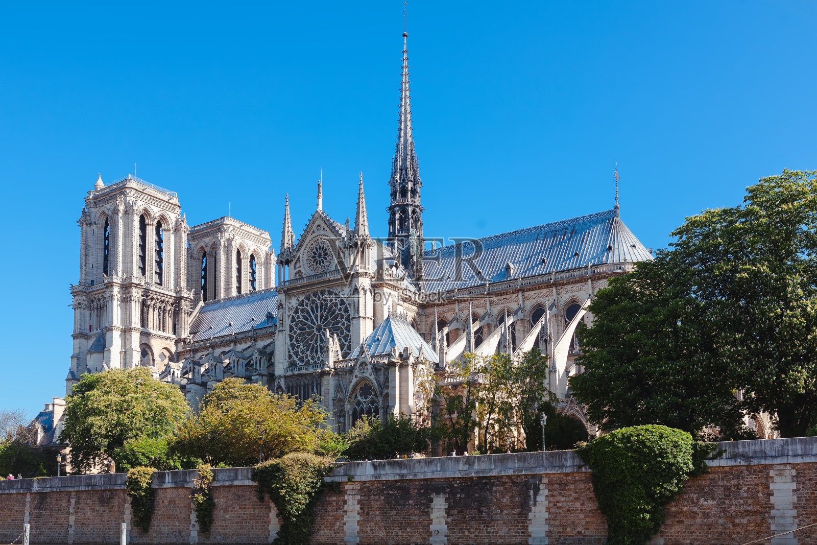 从码头看到的巴黎圣母院照片摄影图片