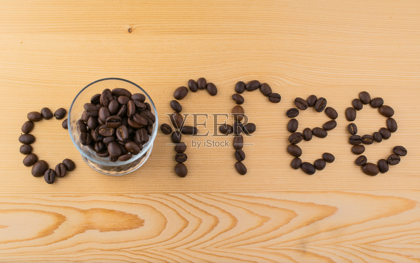木桌上放着用烘豆和玻璃制成的咖啡照片摄影图片