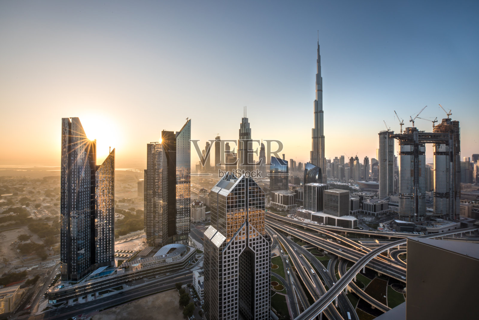 迪拜市中心区的日出照片摄影图片