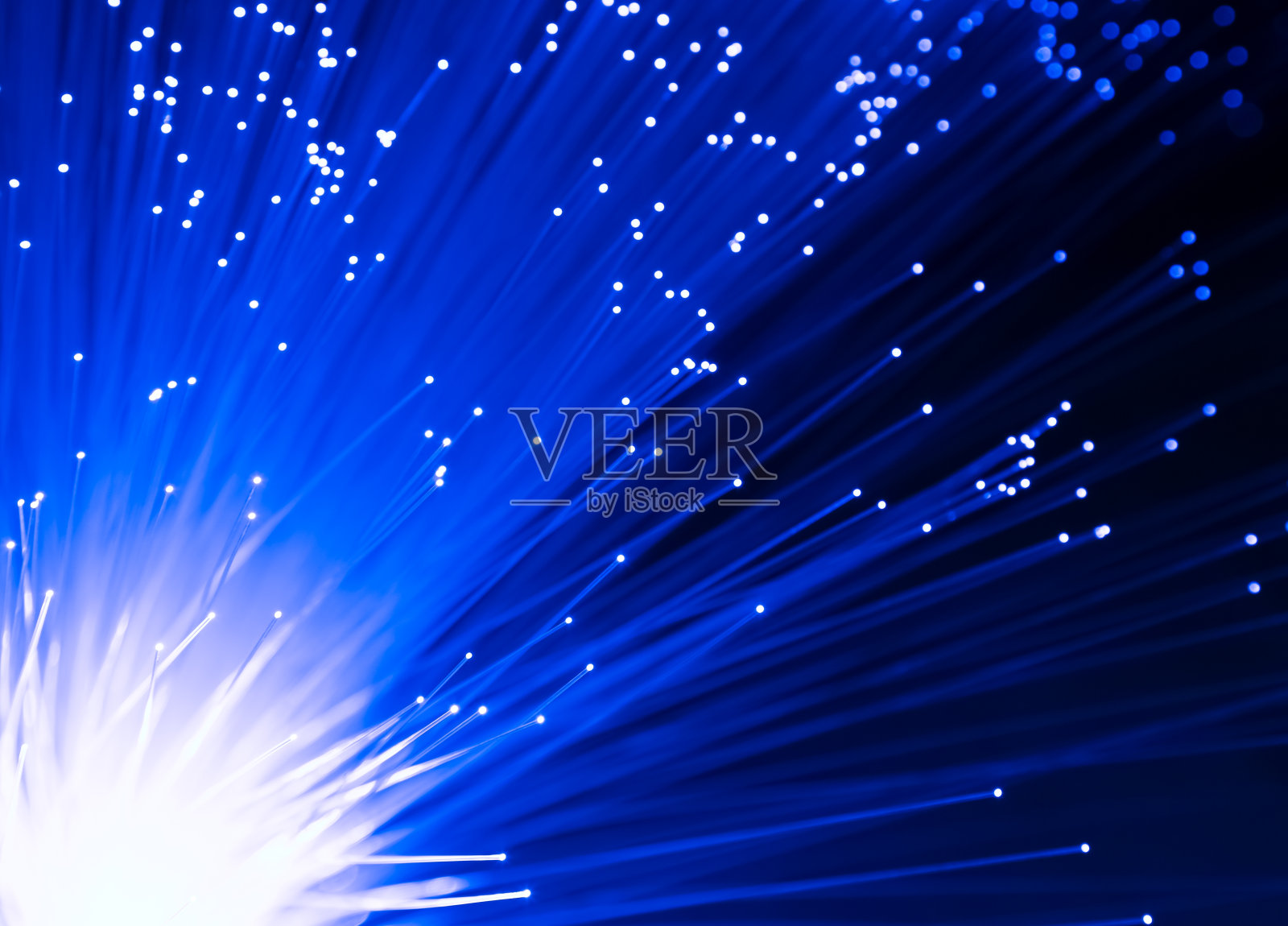 蓝色生长的光纤束背景细节，高速互联网的快速光信号照片摄影图片