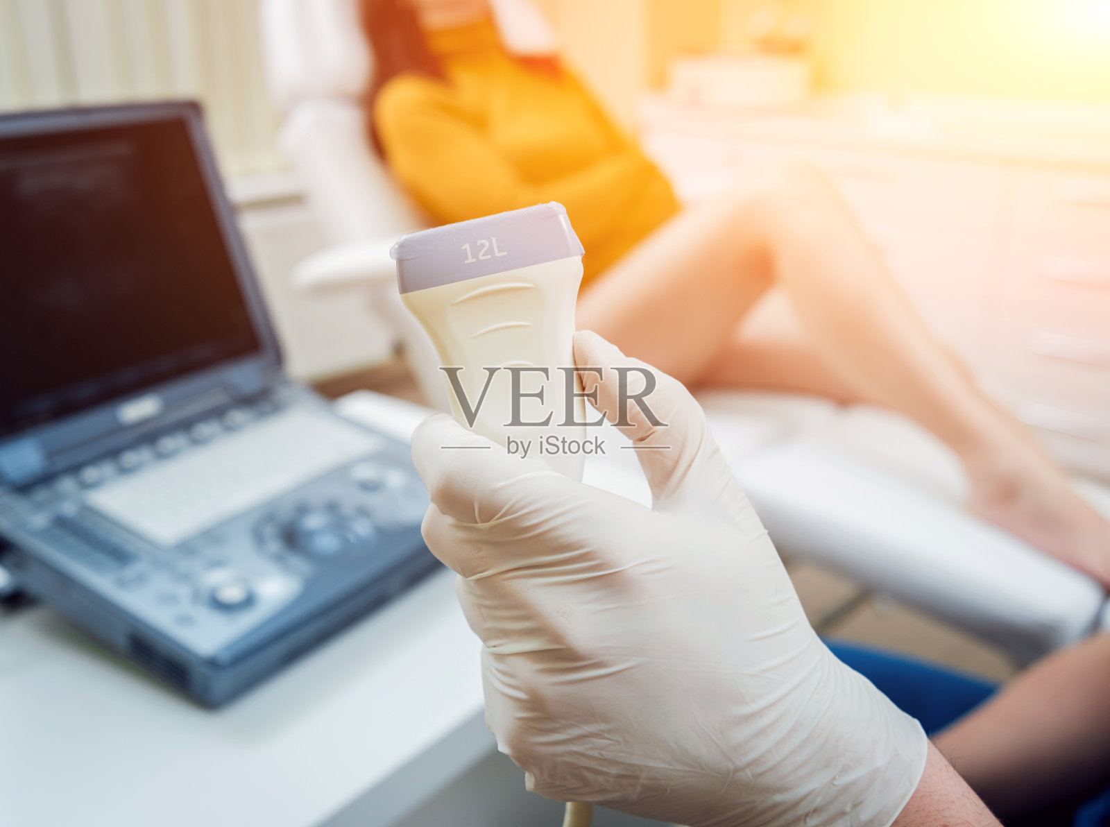 病人和骨科医生在他的办公室里。照片摄影图片