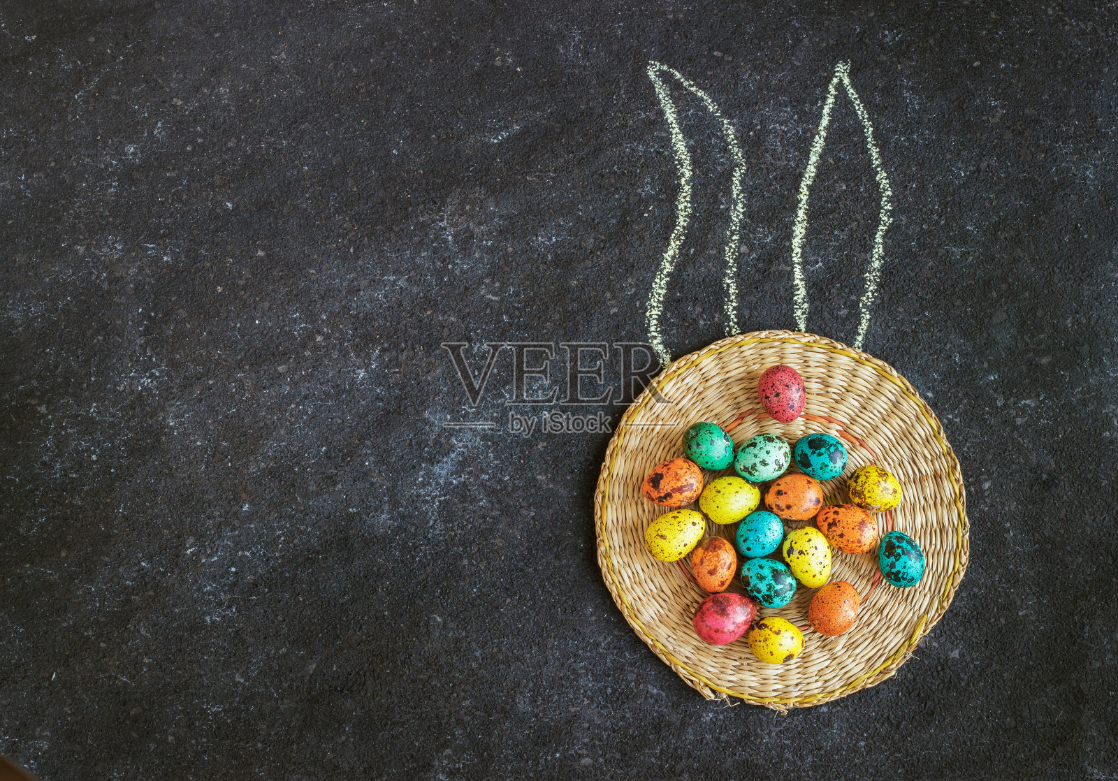 复活节彩蛋黑色背景，概念复活节照片摄影图片