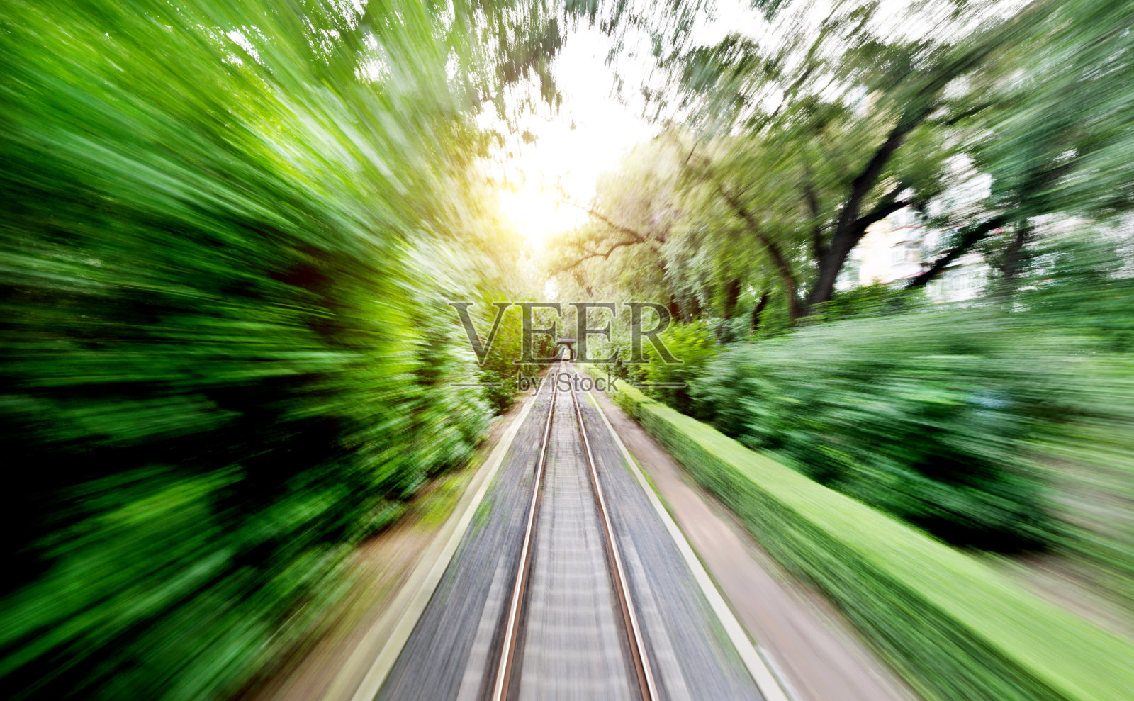 火车驶离隧道照片摄影图片