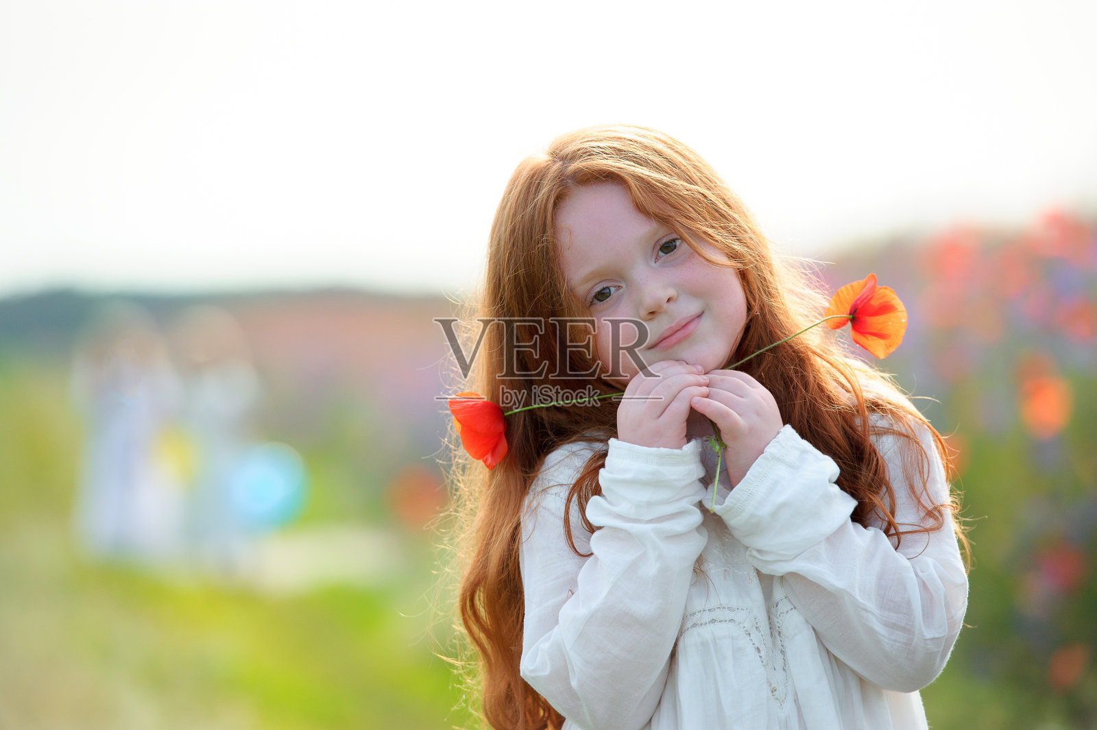 小红发女孩在夏天的户外肖像照片摄影图片