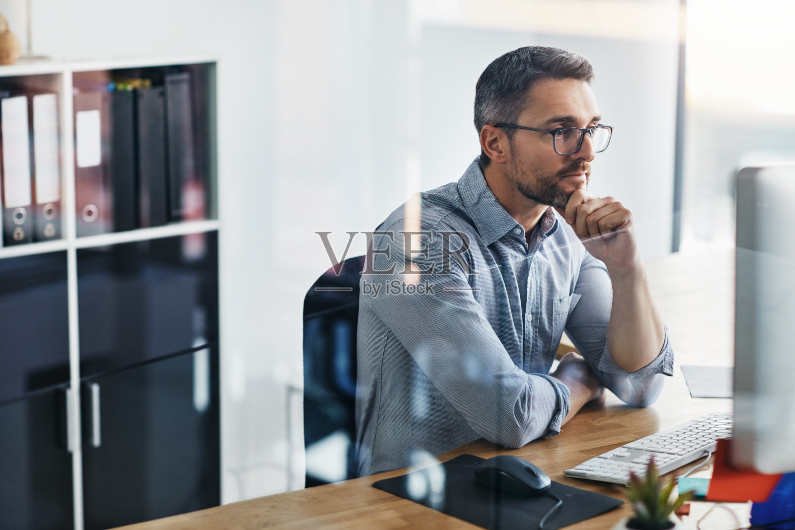 确保他每一步都是正确的照片摄影图片