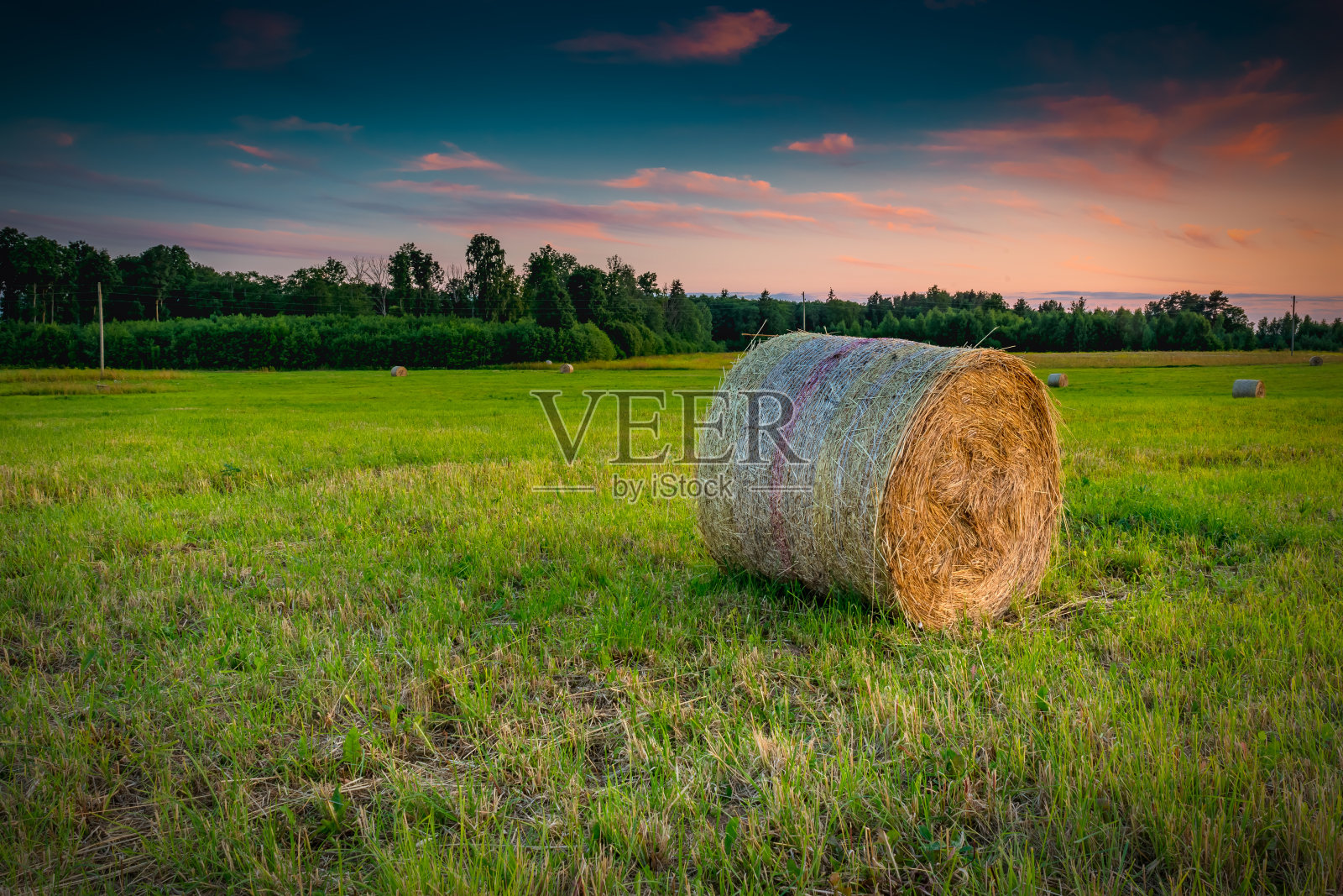 农业景观与干草堆。照片摄影图片