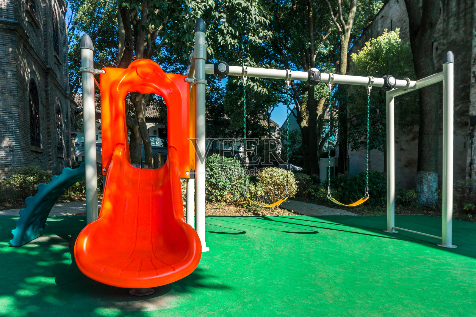 孩子们在公园里荡秋千、滑梯、射击照片摄影图片