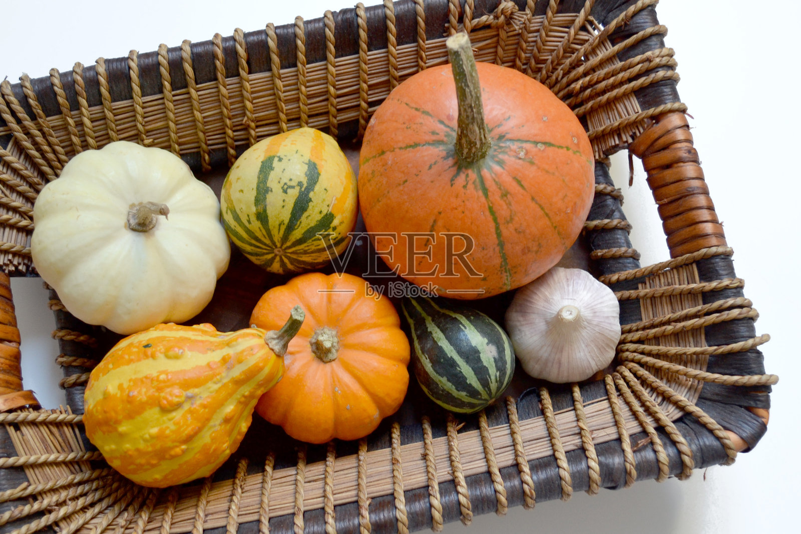 彩色装饰的小南瓜放在篮子里，平躺着，俯视图照片摄影图片