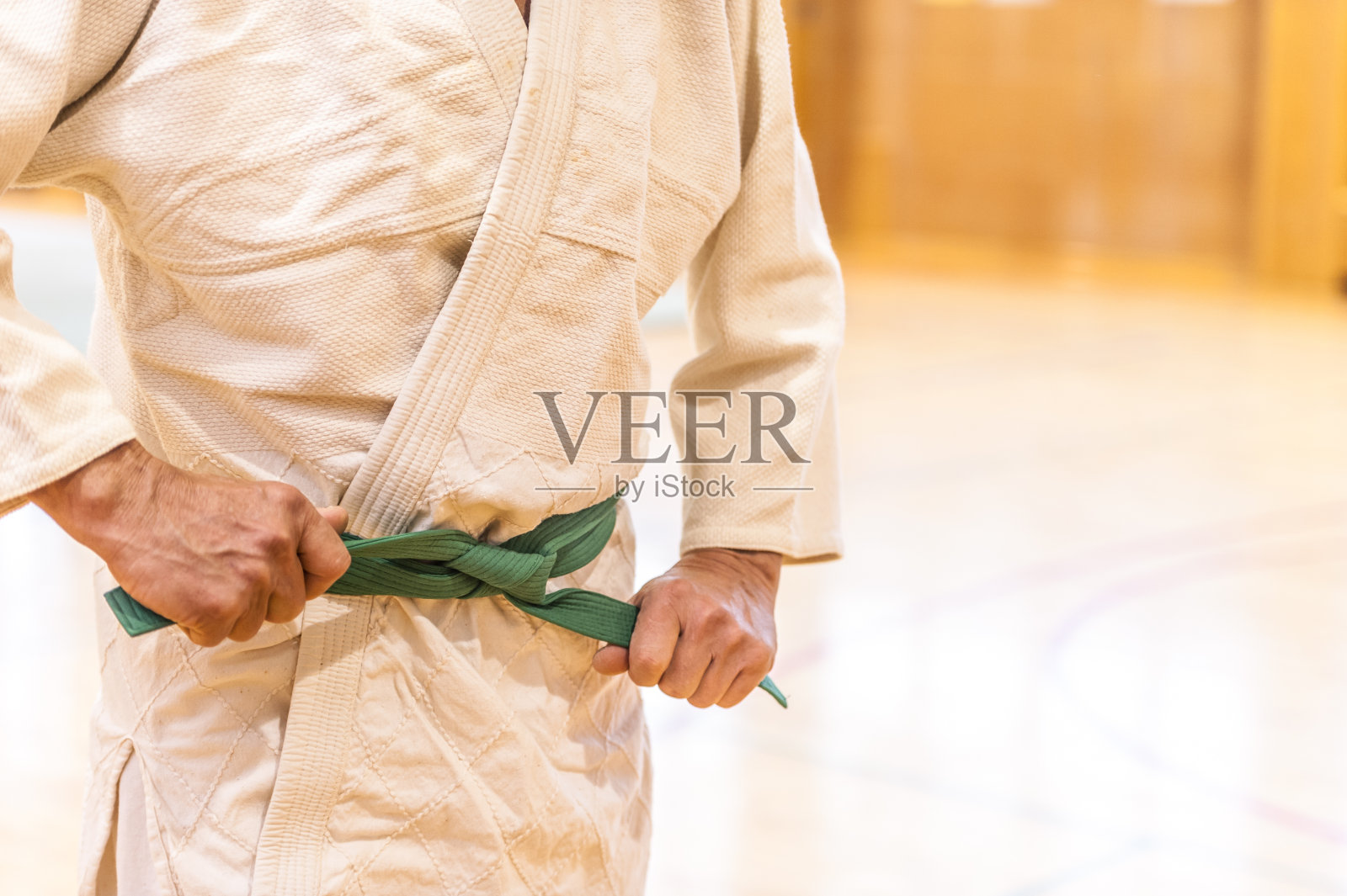 柔道战士收紧绿带照片摄影图片