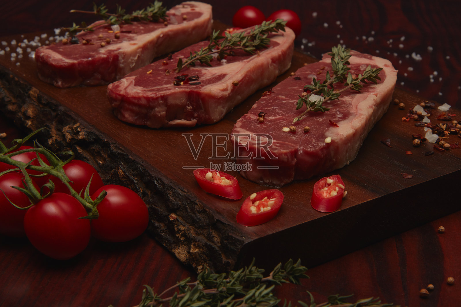 砧板上的牛排。照片摄影图片