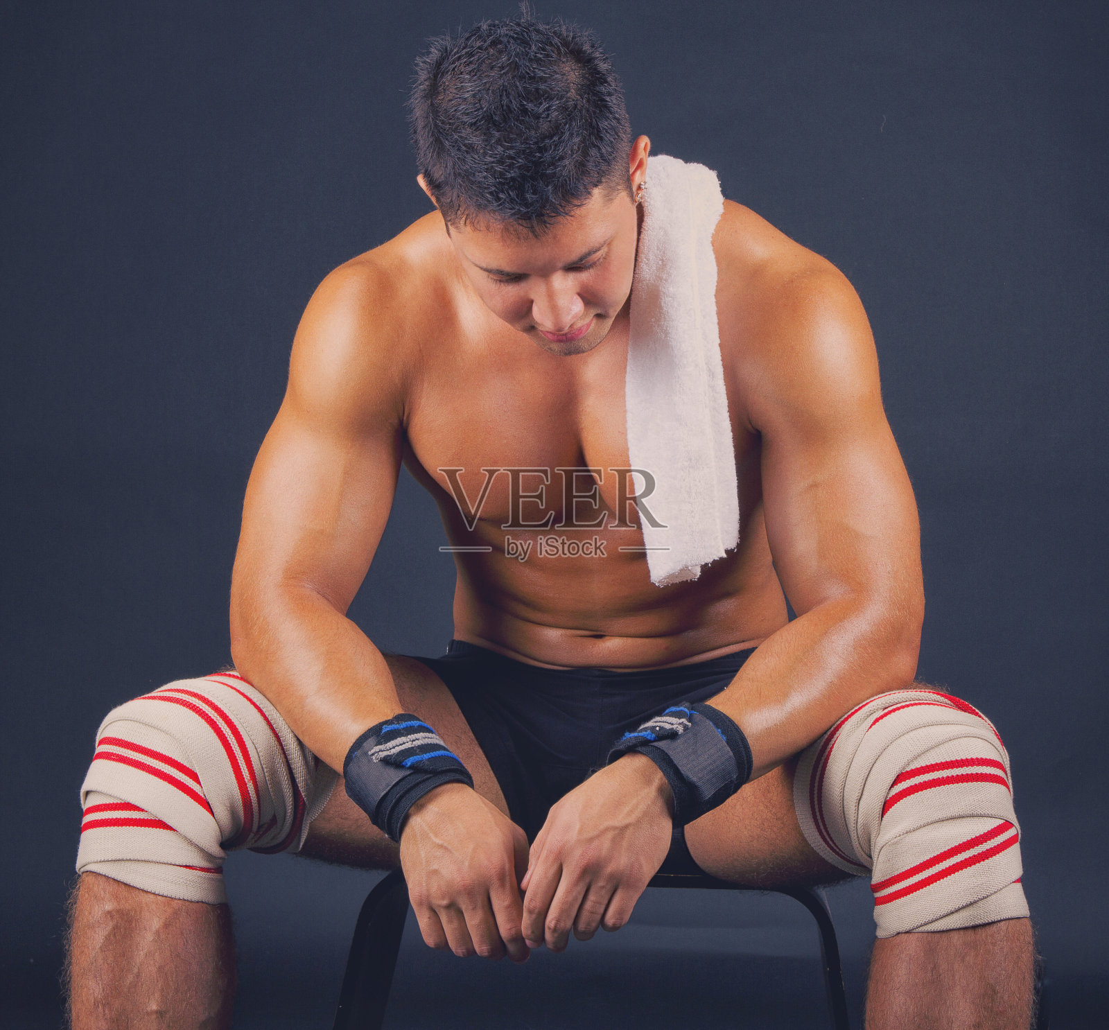 运动员与毛巾在黑色照片摄影图片