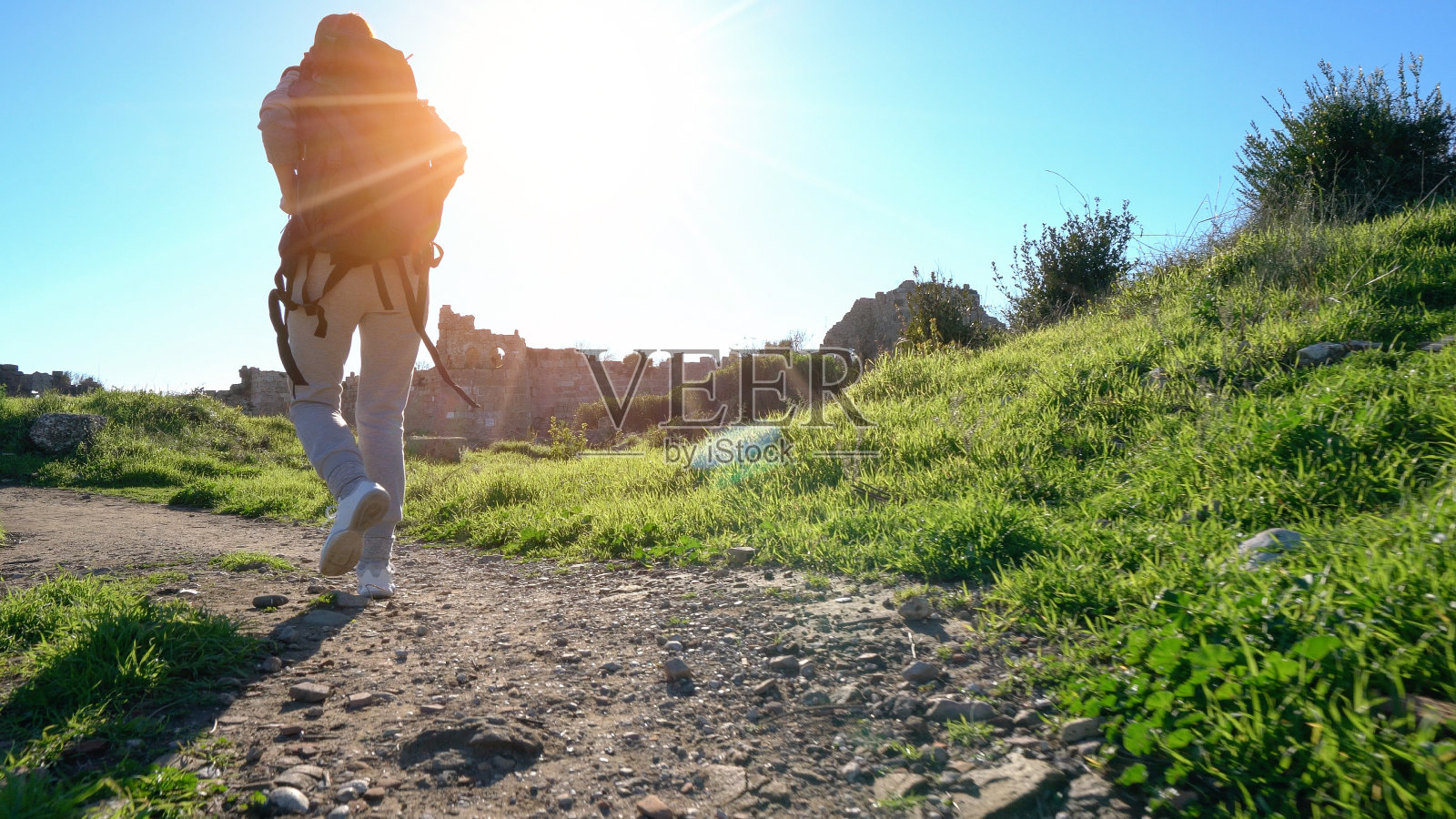 年轻女子在假期探索自然对古老的文明。照片摄影图片