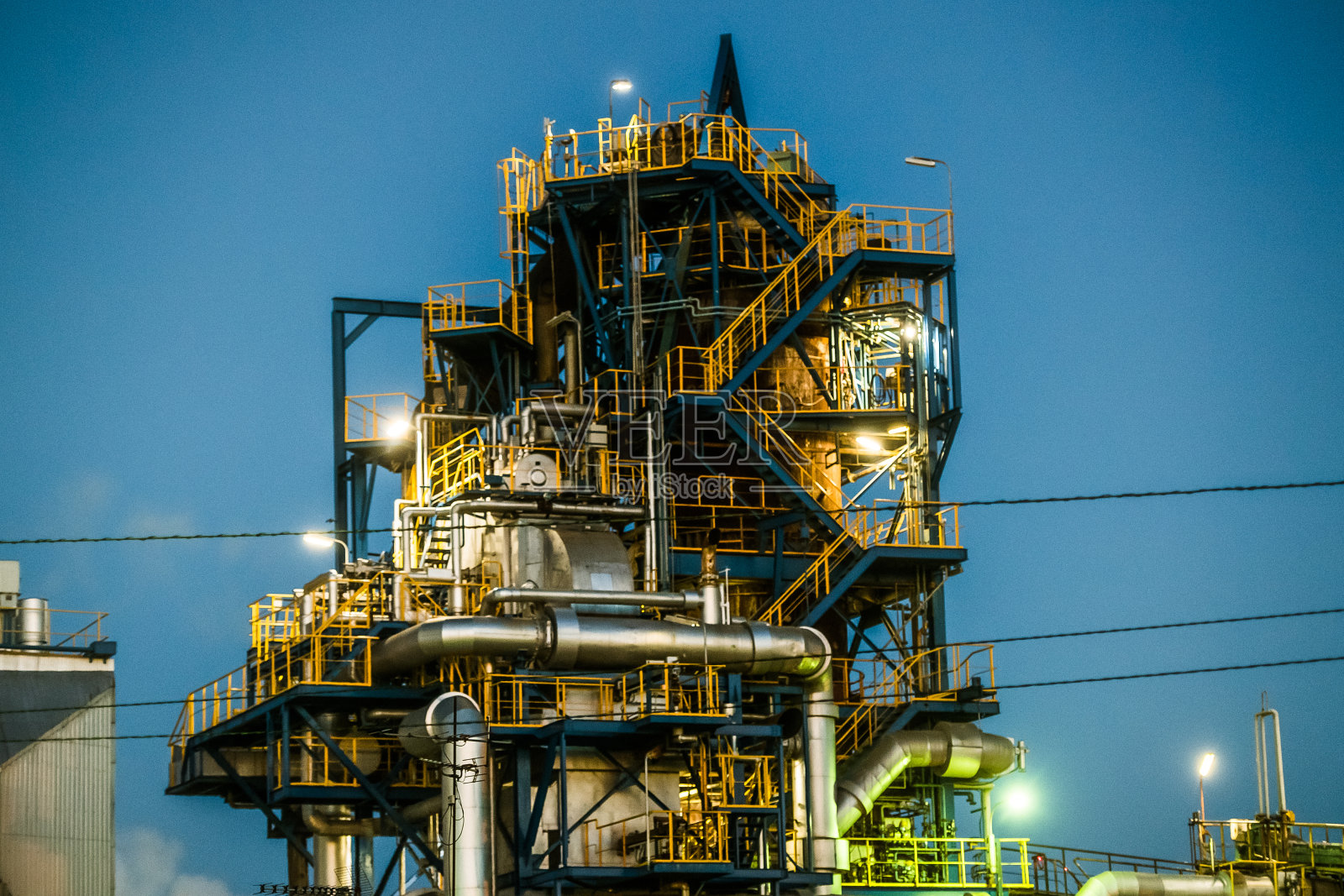 晚上是工业区。建筑物就像生物一样在夜晚呼吸。照片摄影图片