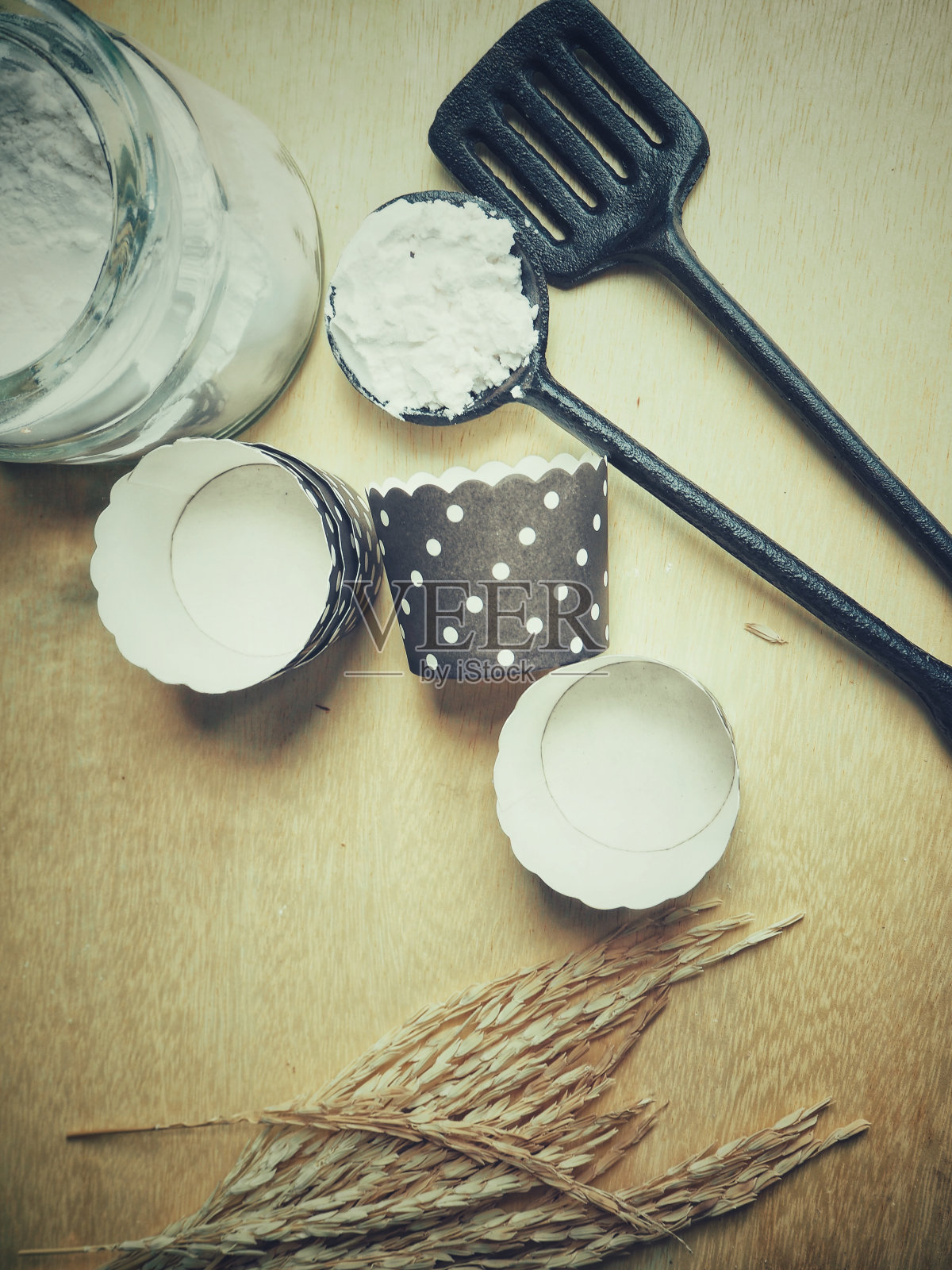 烘焙原料与面粉和杯蛋糕照片摄影图片