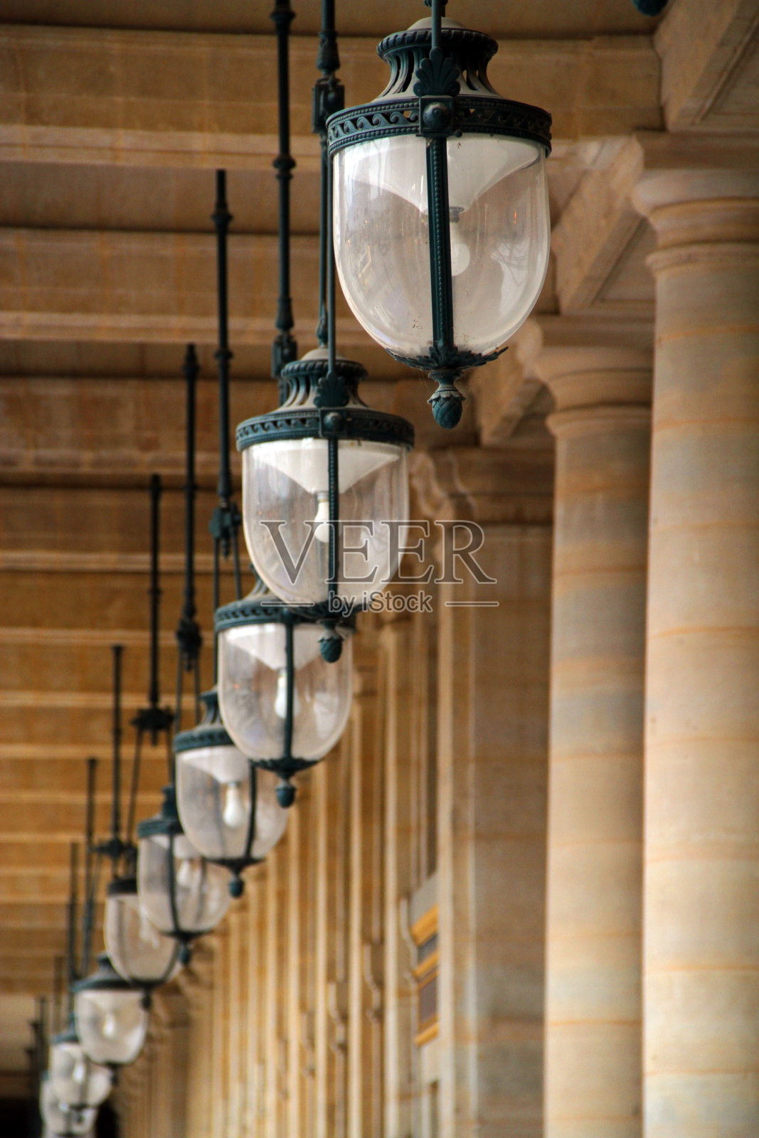 天花板上的灯照片摄影图片