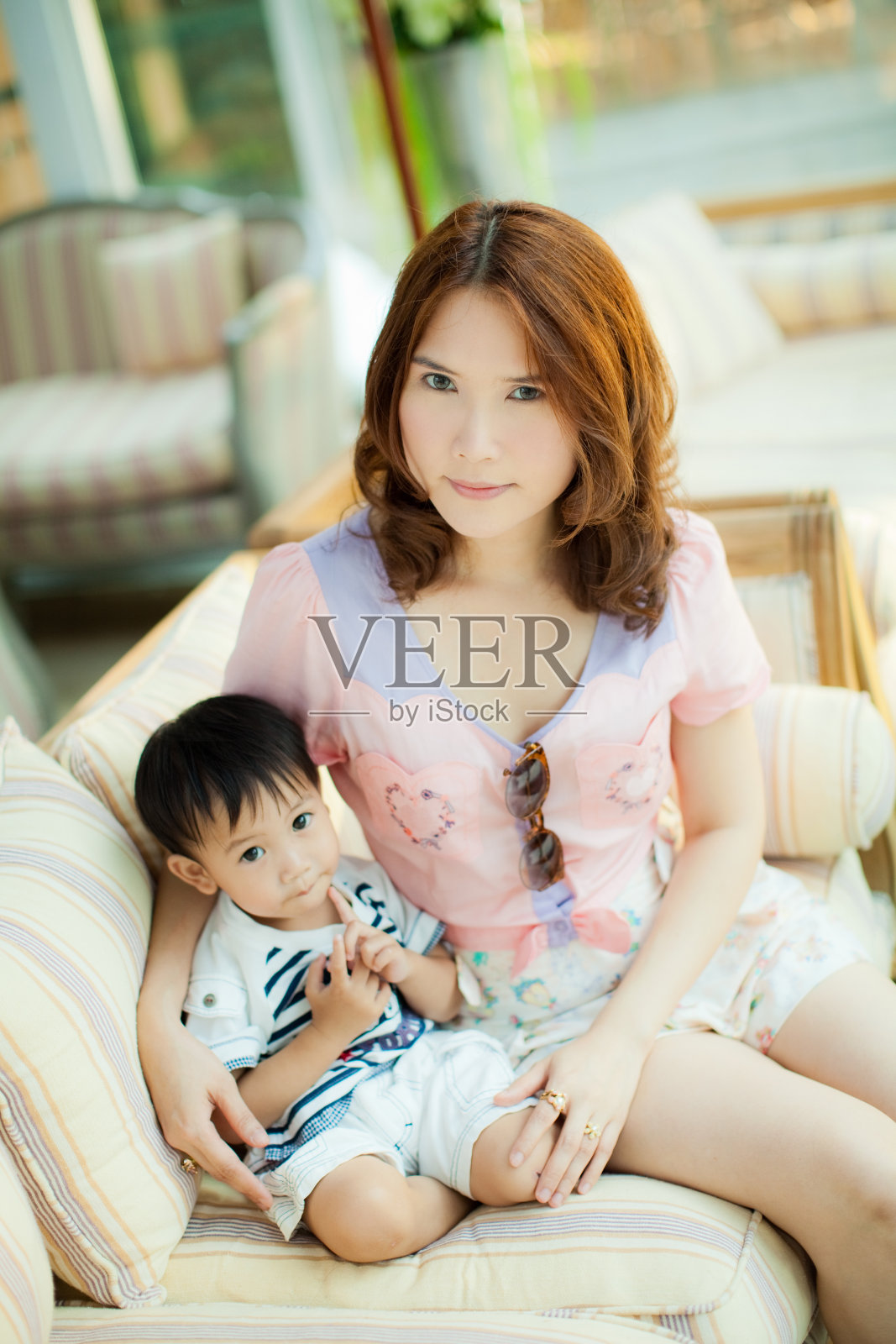 母亲和儿子照片摄影图片