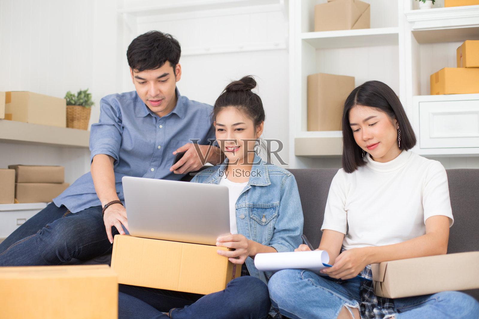 一群亚洲人一起为中小企业项目工作。年轻的创业者为商业在线，中小企业，交付项目。在线业务的概念。照片摄影图片