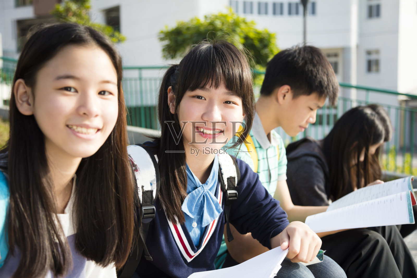 一组青少年学生在学校学习照片摄影图片