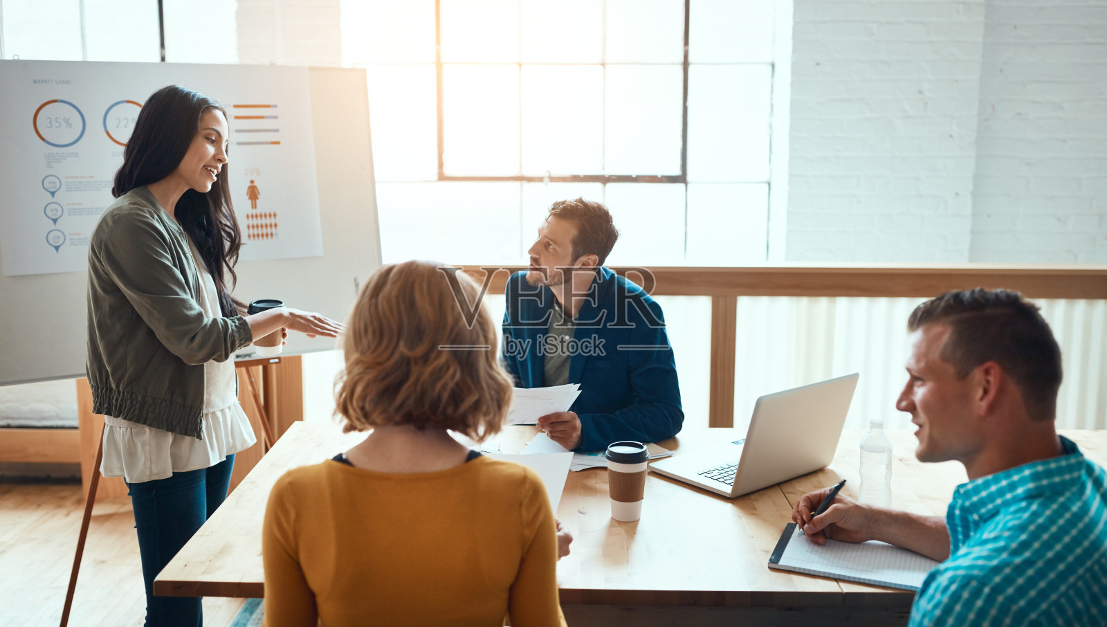 他们掌握了创造性合作的艺术照片摄影图片